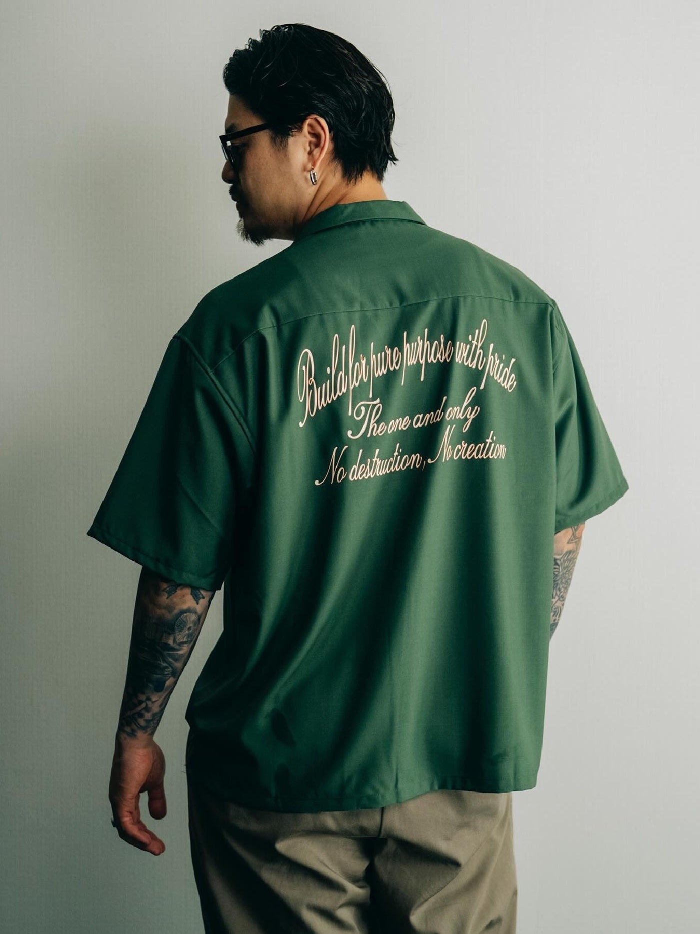 GOOD HELLER | OPEN COLLAR LETTERING S/S SHIRT - Green