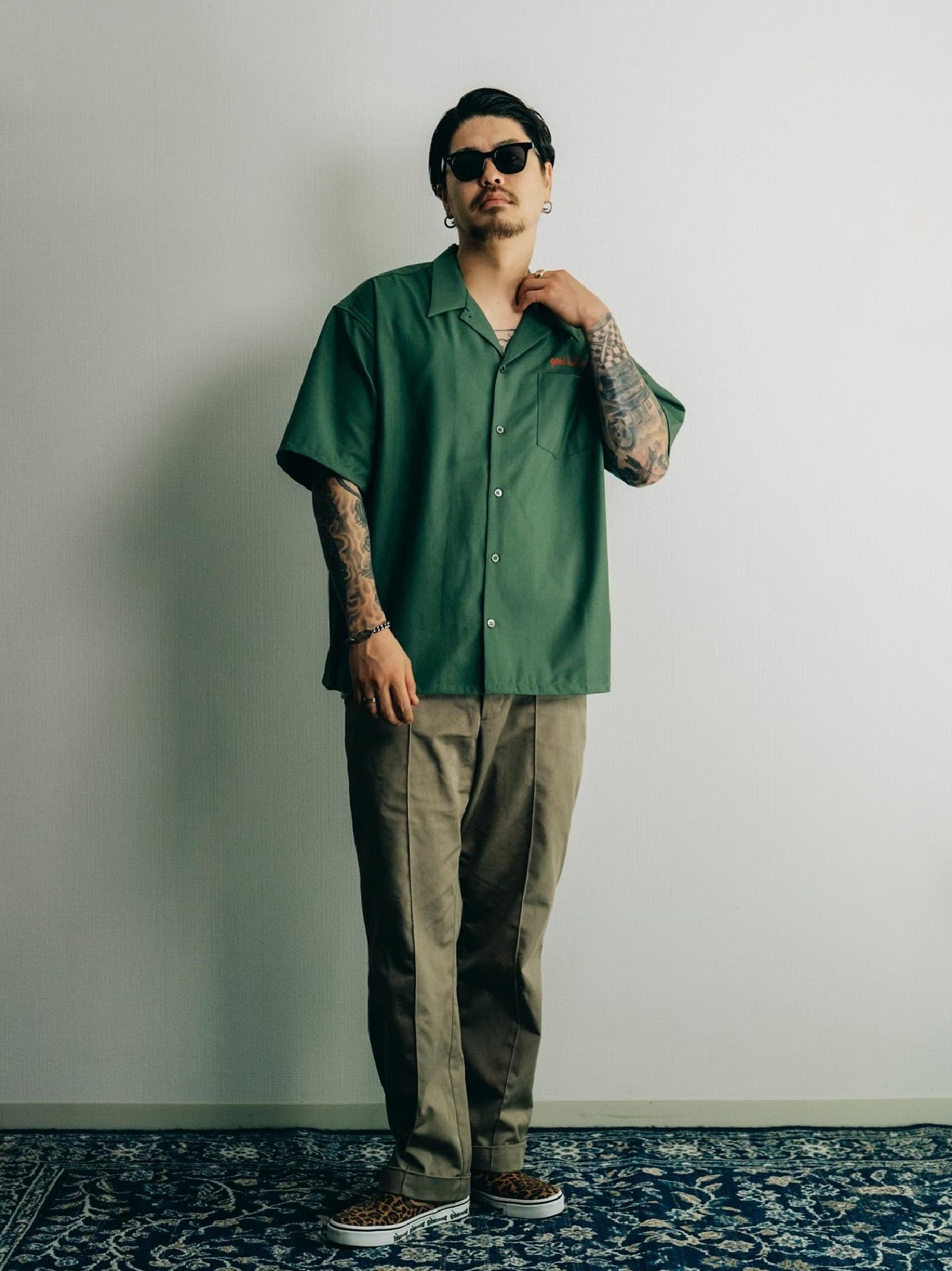 GOOD HELLER | OPEN COLLAR LETTERING S/S SHIRT - Green
