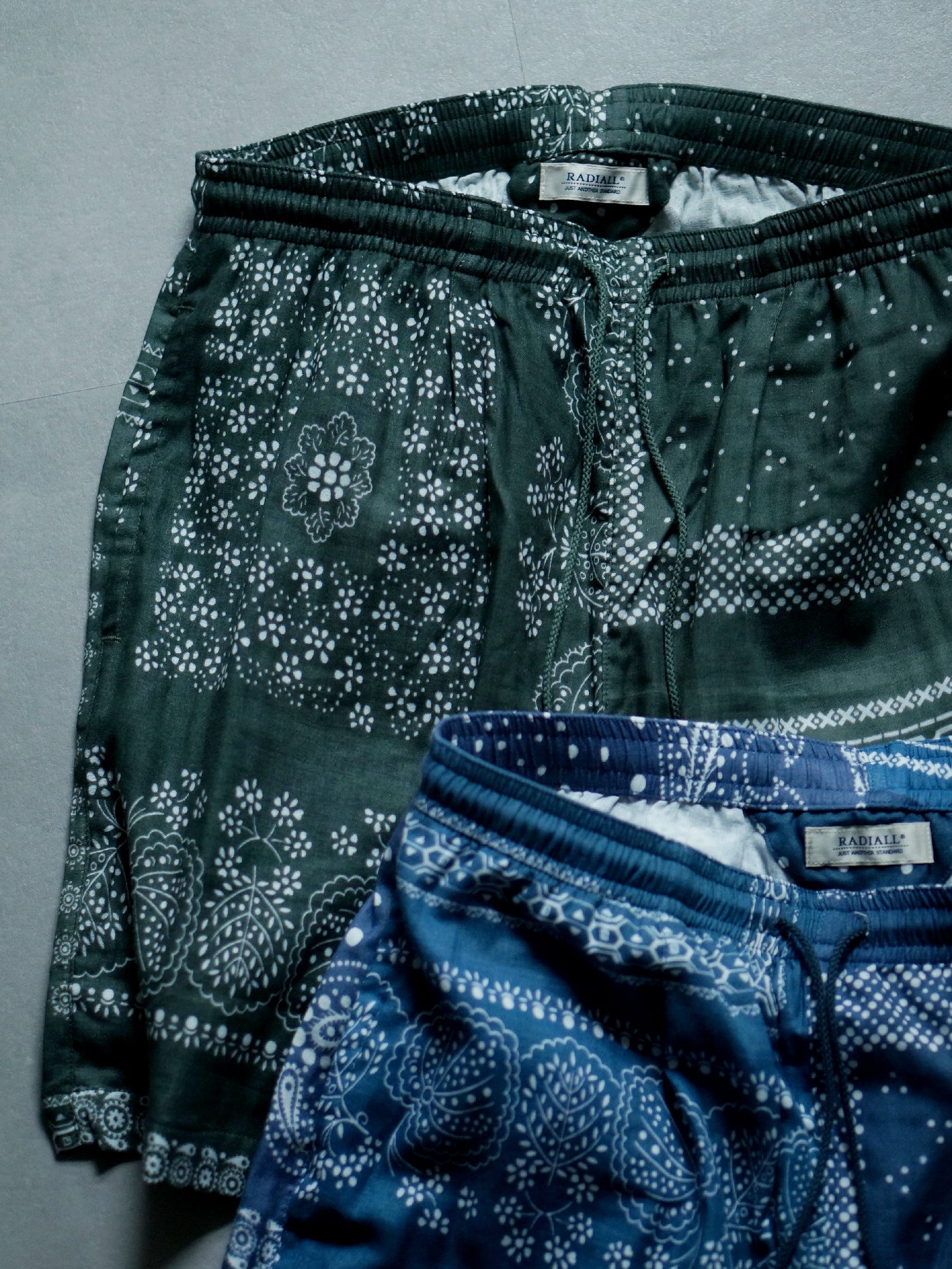 RADIALL | Muscle Shoals - STRAIGHT FIT EASY SHORTS - Smoke Navy