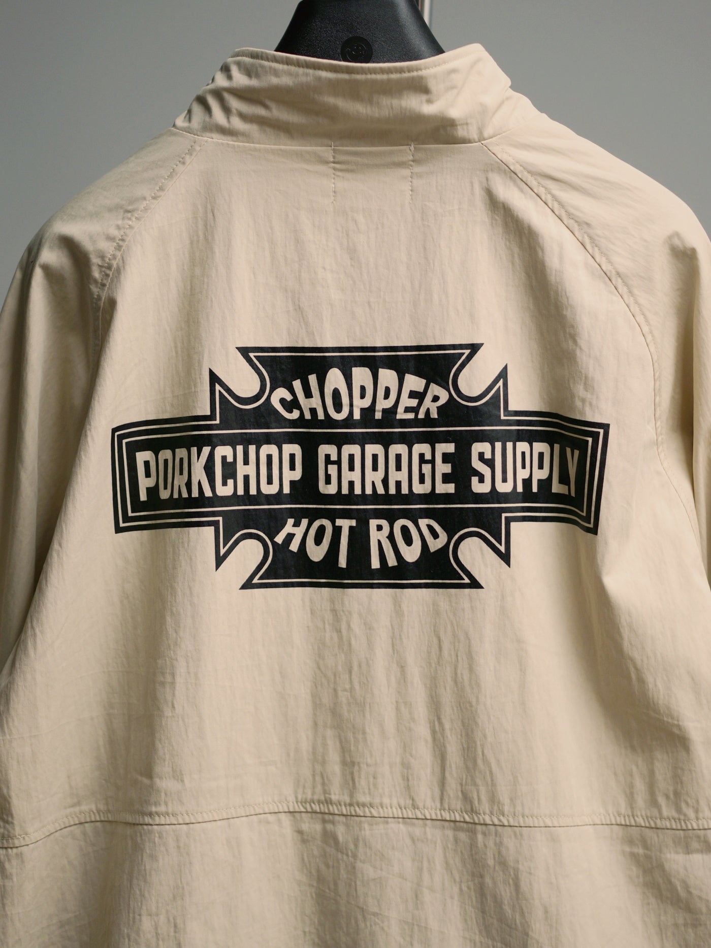 【2.22 (Sun) 12:00 Release】PORKCHOP | BAR&SHIELD TRACK JKT - Cream