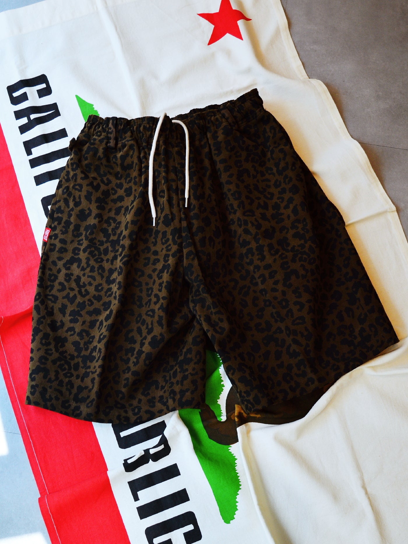 FLUTTER | The Holiday -Comfy fit- Cotton Twill Leopard Easy Short Pants - Brown