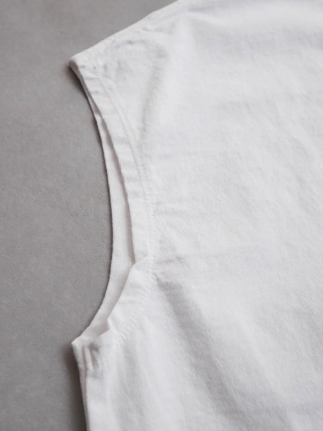 WAX | SLEEVELESS TEE - White