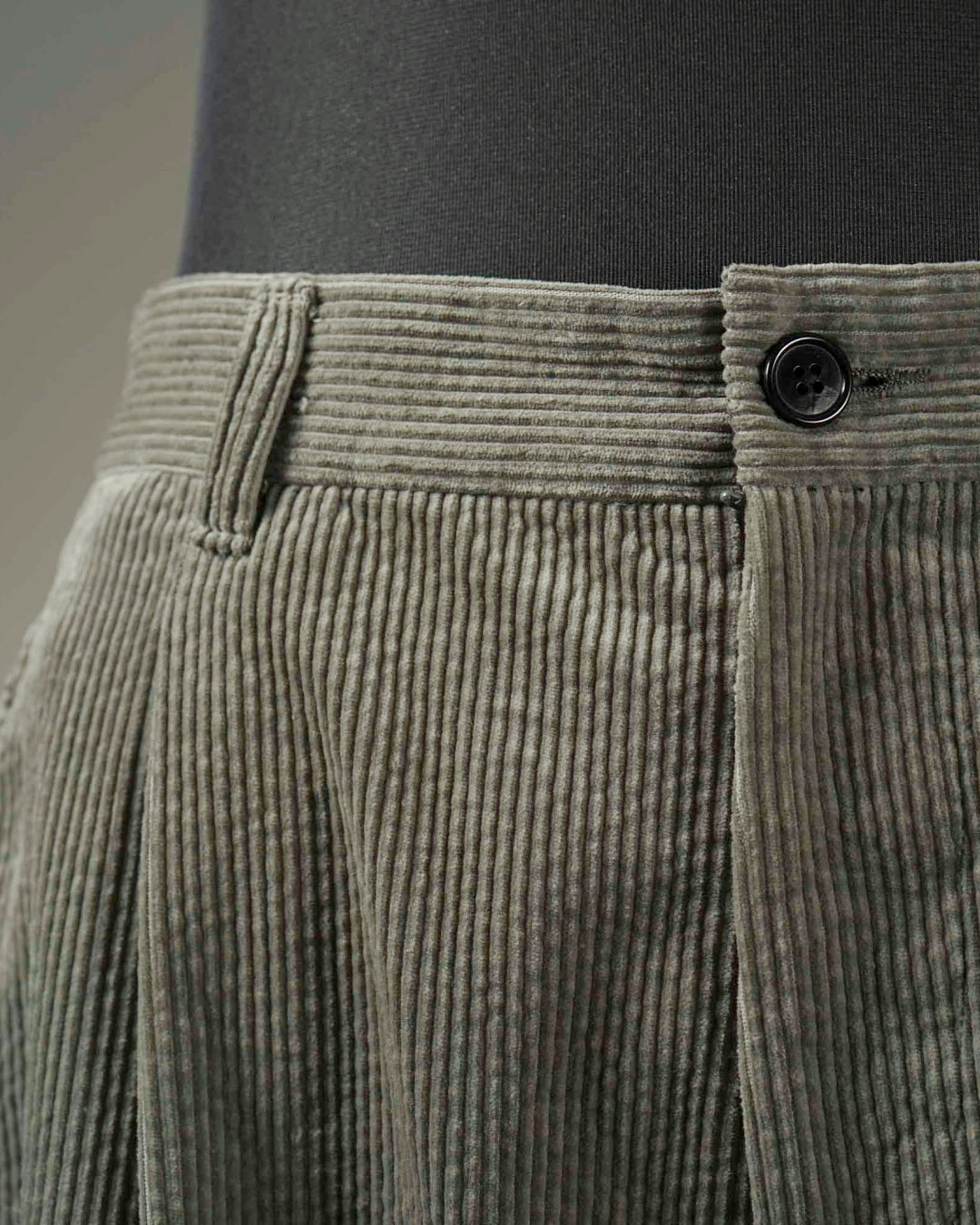 WEIRDO | WIND UP - CORDUROY TACK EASY PANTS - Moss Green
