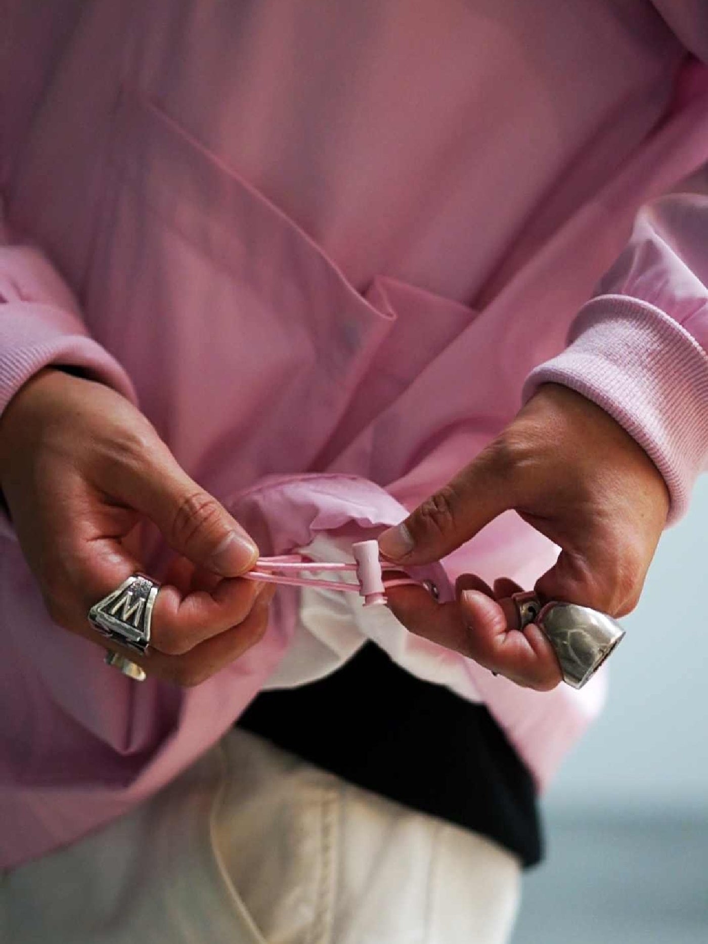 【9.21 (Sun) 12:00 Release】FLUTTER | "The Dress" OG Logo Windbreaker - Pink