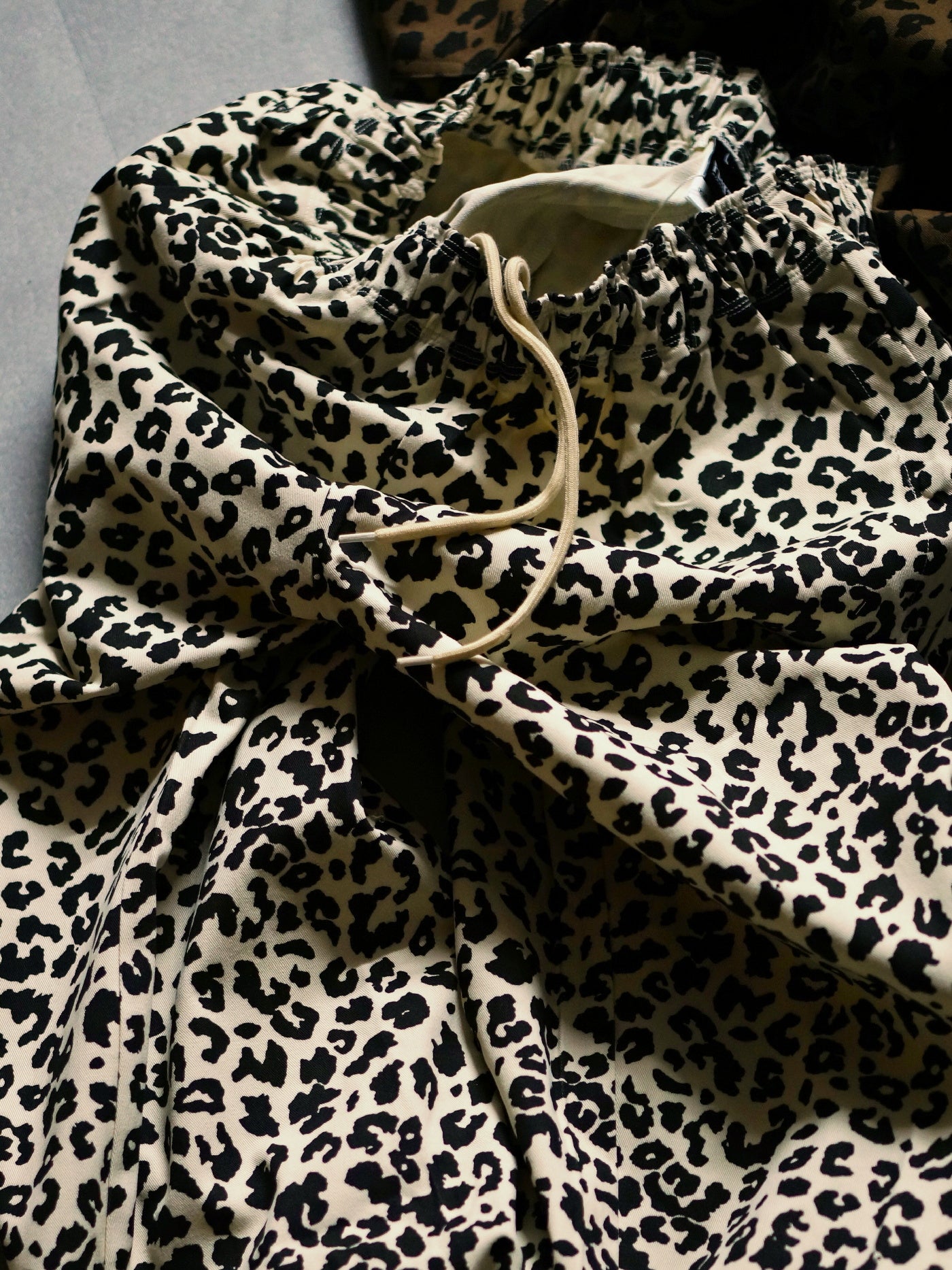 【11.23 (Sun) 12:00 Release】FLUTTER | Leopard Easy Pants - Ivory