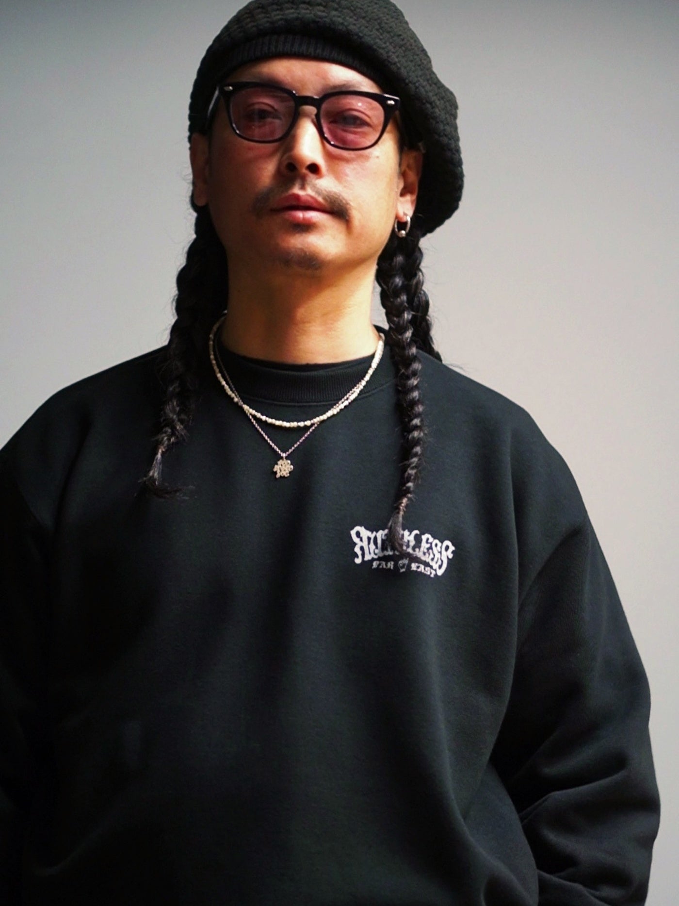 【2.21 (Sat) 12:00 Release】RUTHLESS | TRUMPS Exclusive R-Plaque Sweat - Black