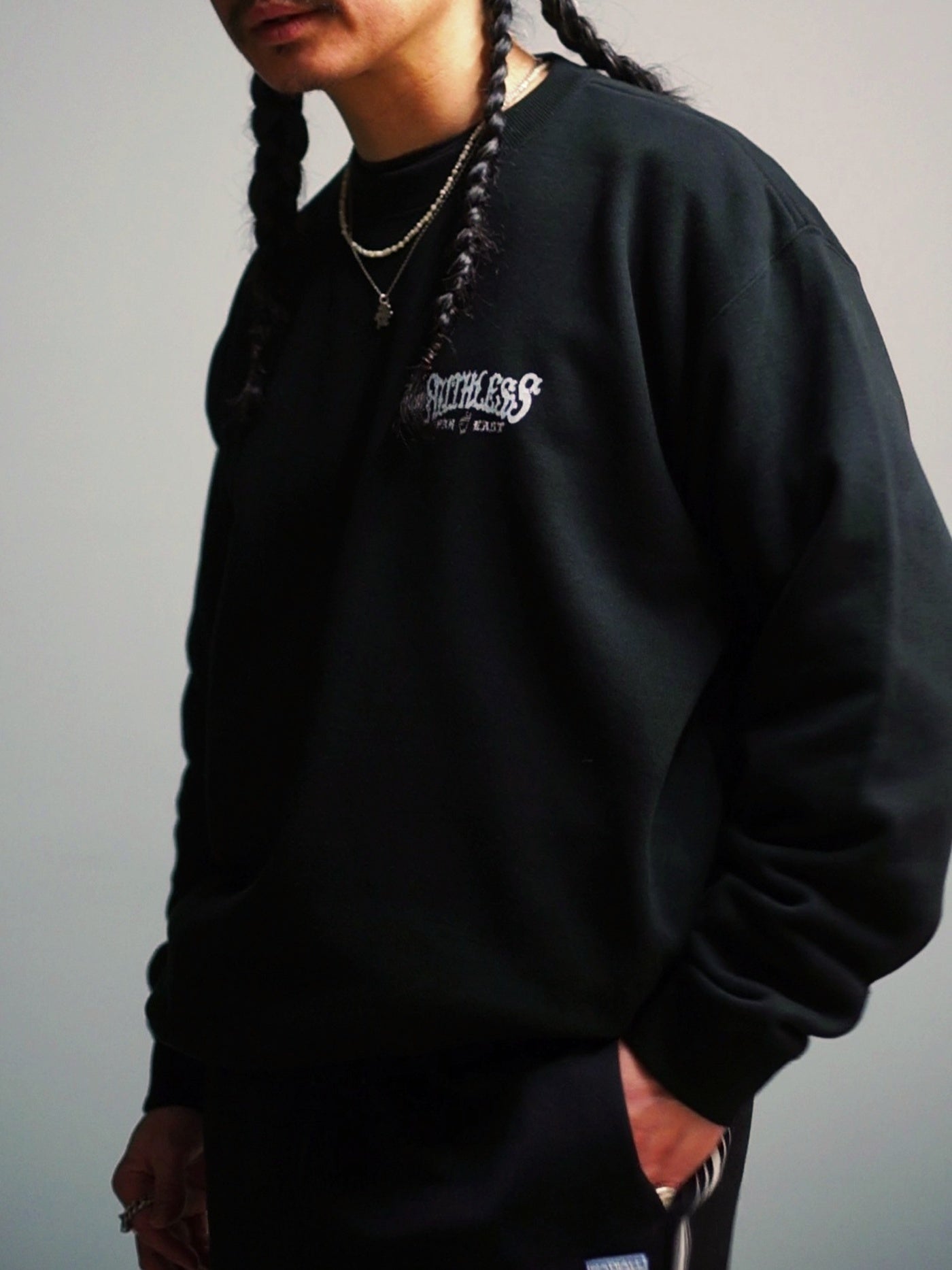 【2.21 (Sat) 12:00 Release】RUTHLESS | TRUMPS Exclusive R-Plaque Sweat - Black