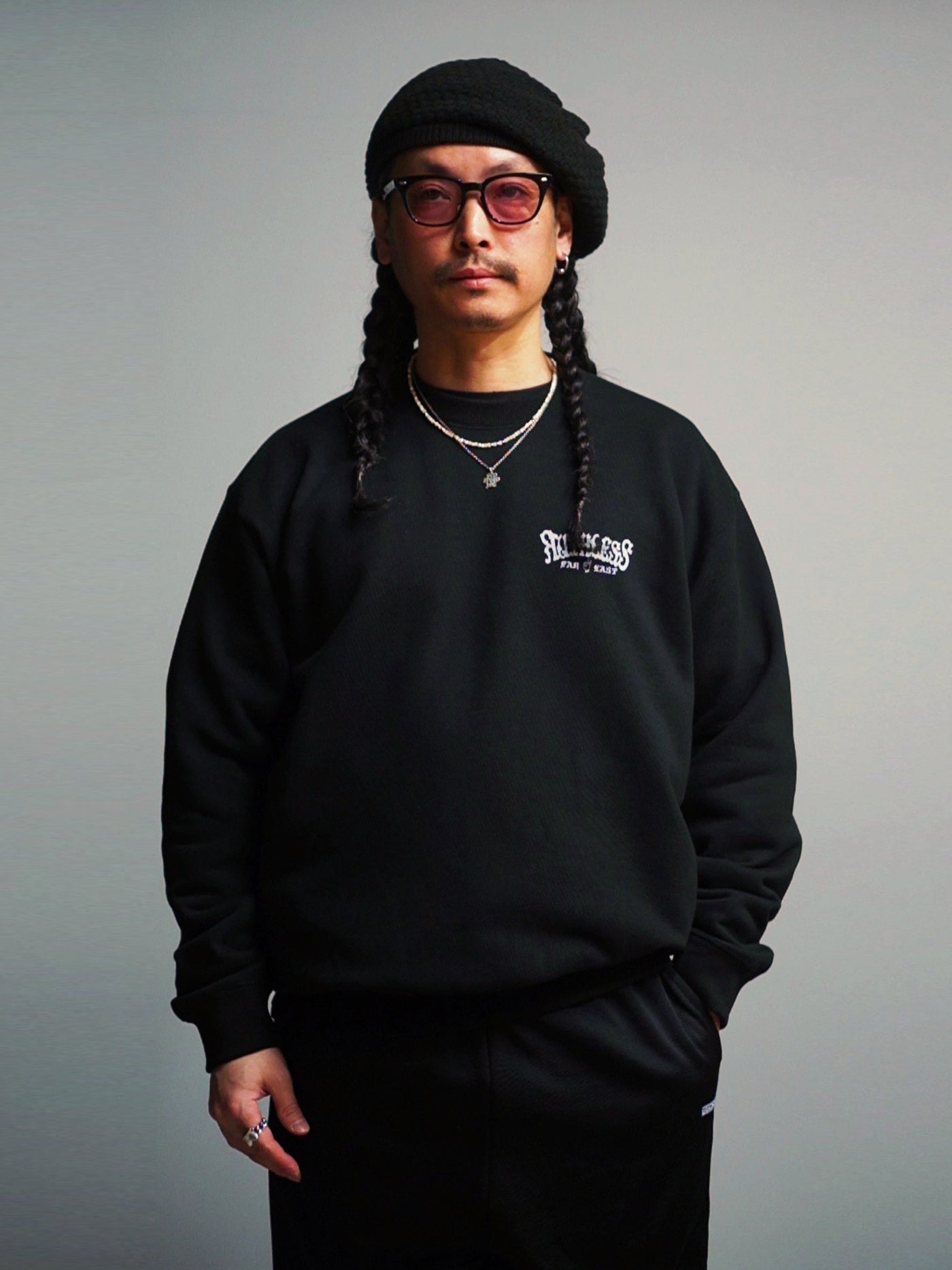 【2.21 (Sat) 12:00 Release】RUTHLESS | TRUMPS Exclusive R-Plaque Sweat - Black