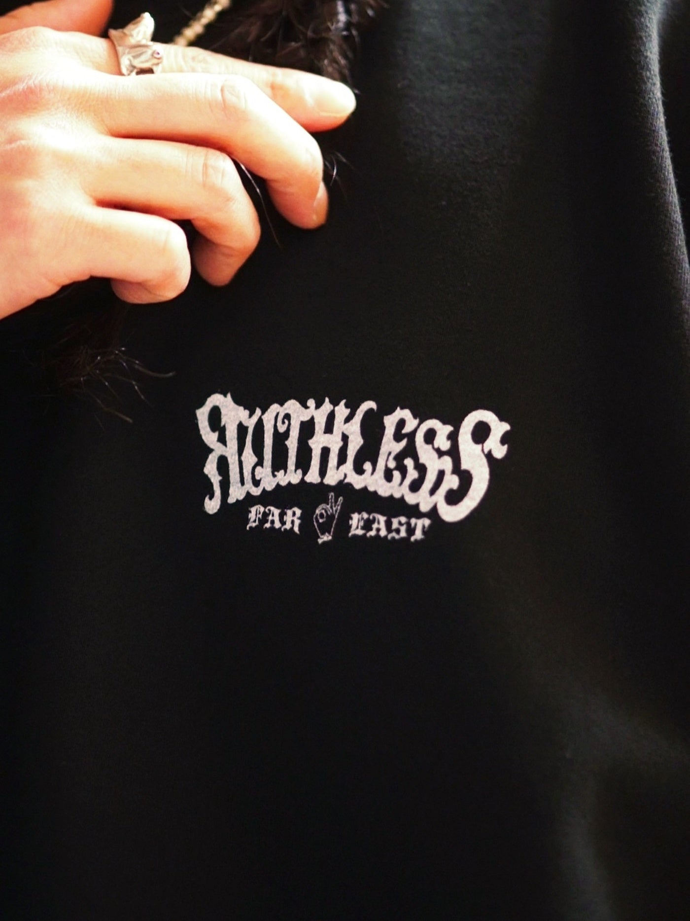 【2.21 (Sat) 12:00 Release】RUTHLESS | TRUMPS Exclusive R-Plaque Sweat - Black